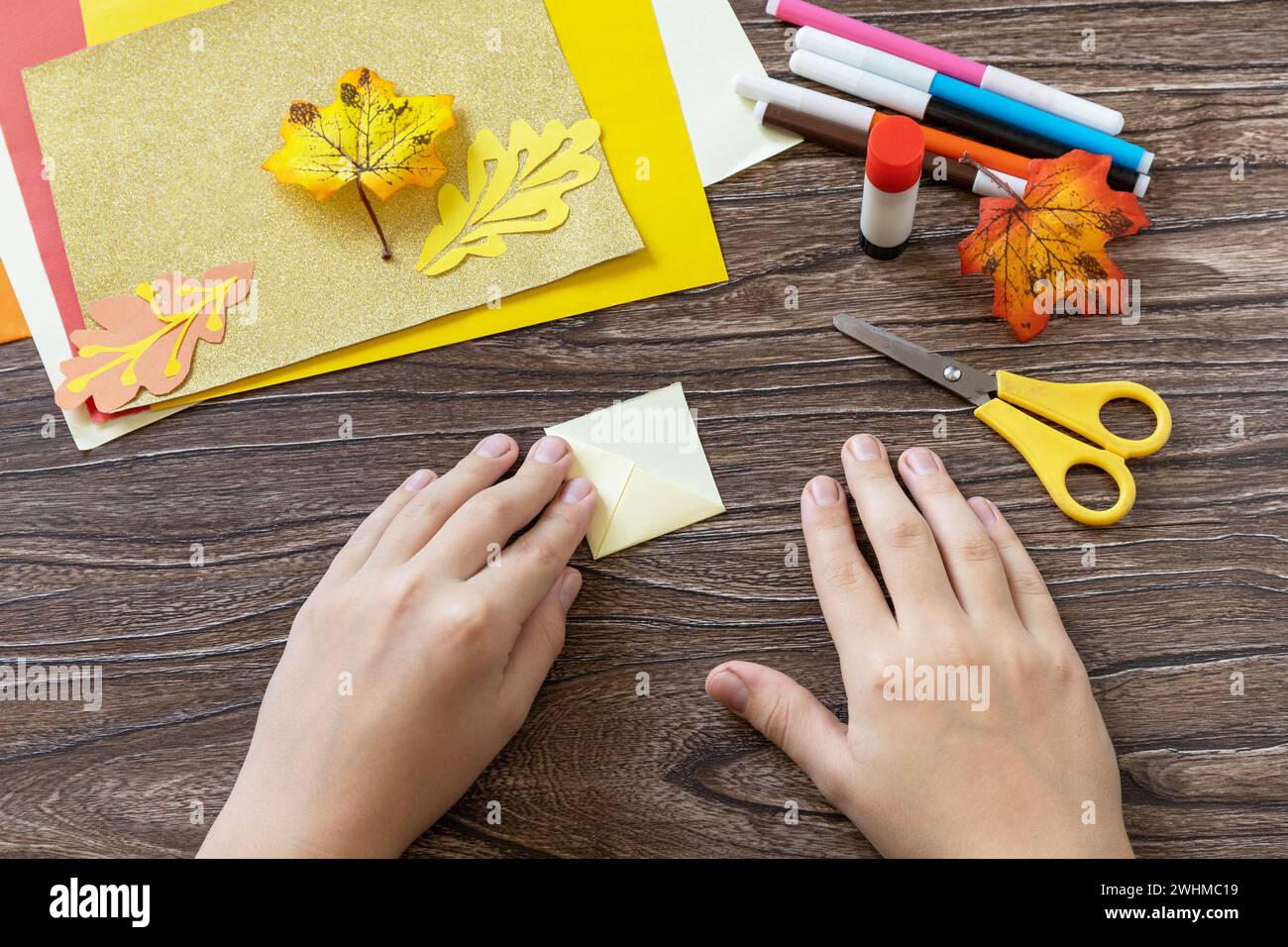 Fase di istruzioni 6. Carta di tacchino segnalibro artigianale del giorno del Ringraziamento su un tavolo di legno. Progetto artistico per bambini, fatto a mano, artigianato per bambini Foto Stock