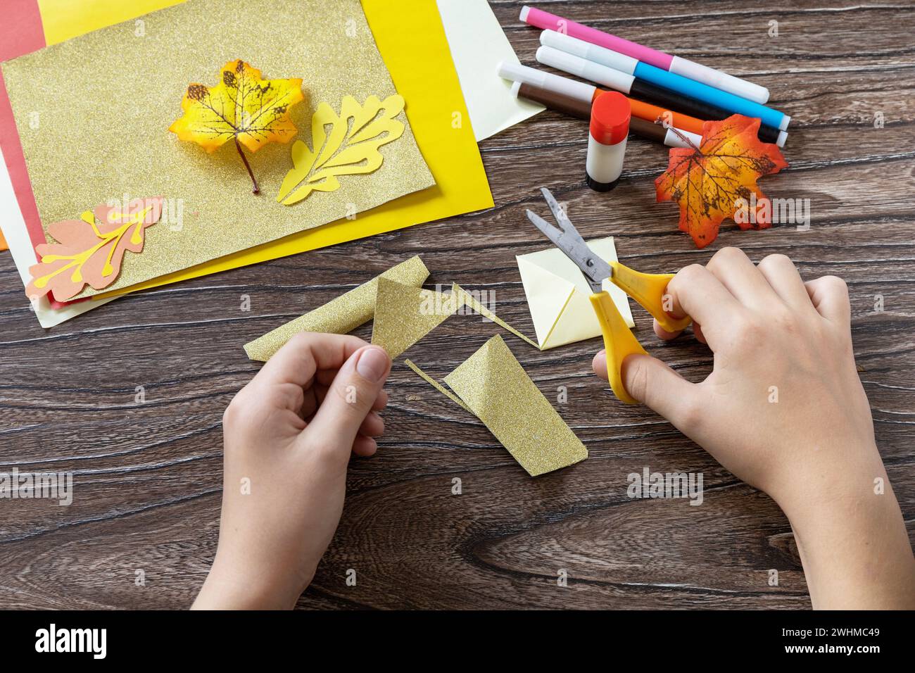 Fase di istruzioni 7. Carta di tacchino segnalibro artigianale del giorno del Ringraziamento su un tavolo di legno. Progetto artistico per bambini, fatto a mano, artigianato per bambini Foto Stock