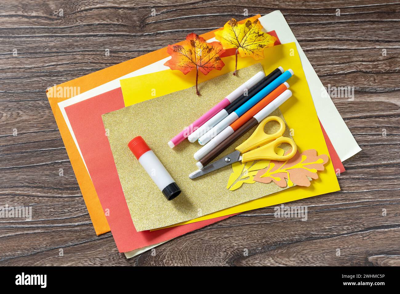 Fase di istruzioni 1. Carta di tacchino segnalibro artigianale del giorno del Ringraziamento su un tavolo di legno. Progetto artistico per bambini, fatto a mano, artigianato per bambini Foto Stock