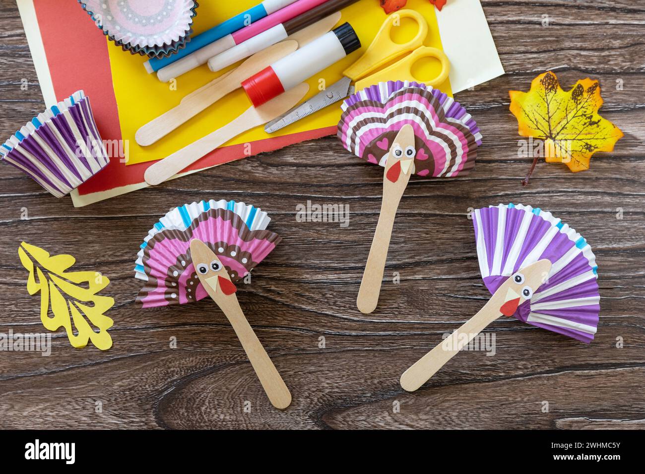 Mestiere Thanksgiving giocattolo sics marionette tacchino. Progetto d'arte per bambini, fatto a mano, artigianato per bambini. Foto Stock