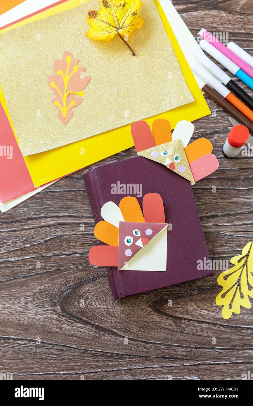 Thanksgiving craft segnalibro carta tacchino su un tavolo di legno. Spazio di copia. Progetto d'arte per bambini, fatto a mano, artigianato per bambini. Foto Stock