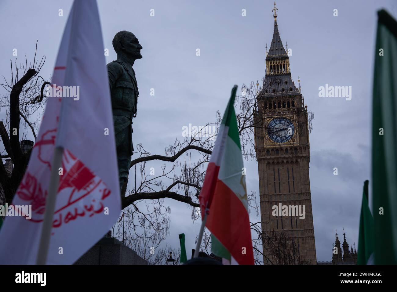 Londra, Regno Unito. 10 febbraio 2024. I manifestanti detengono bandiere iraniane durante la manifestazione della comunità anglo-iraniana per sostenere la spinta del popolo iraniano verso una nuova rivoluzione. La comunità anglo-iraniana, insieme ai sostenitori del Consiglio nazionale di resistenza dell'Iran (NCRI), ha commemorato il 45° anniversario della rivoluzione democratica in Iran che il regime teocratico ha soppresso nel 1979. Credito: SOPA Images Limited/Alamy Live News Foto Stock