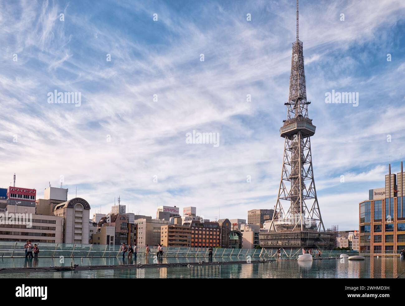 La torre della televisione di Nagoya sorge sulla superficie dell'acqua dell'Oasi 21. Nagoya. Giappone Foto Stock