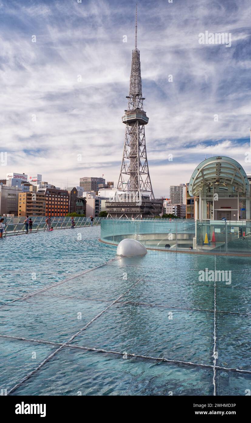 La torre della televisione di Nagoya sorge sulla superficie dell'acqua dell'Oasi 21. Nagoya. Giappone Foto Stock