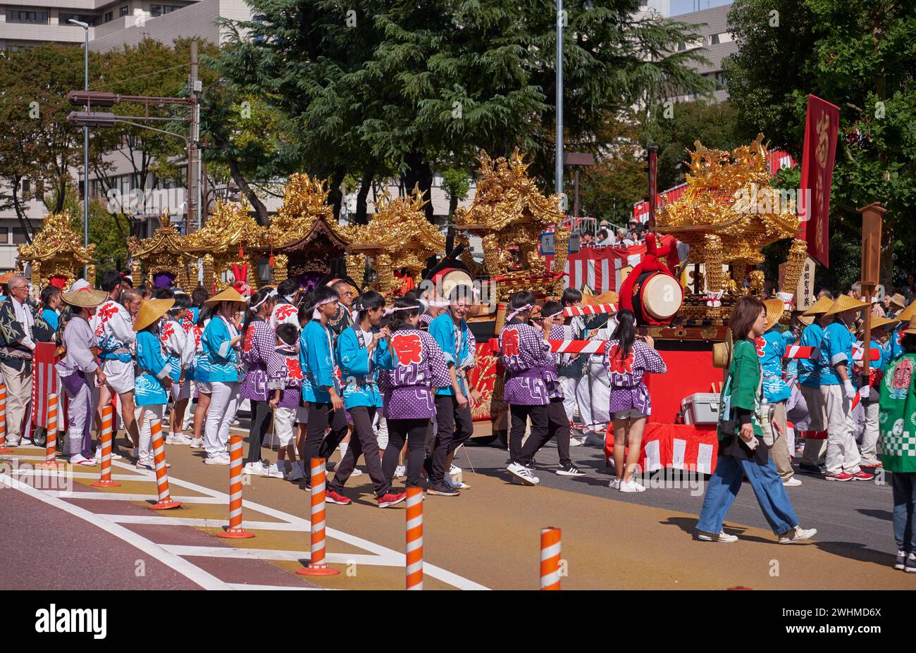 Processione di Kagura Yakata, piccoli altari decorati con foglie d'oro, durante il festival di Nagoya. Giappone Foto Stock