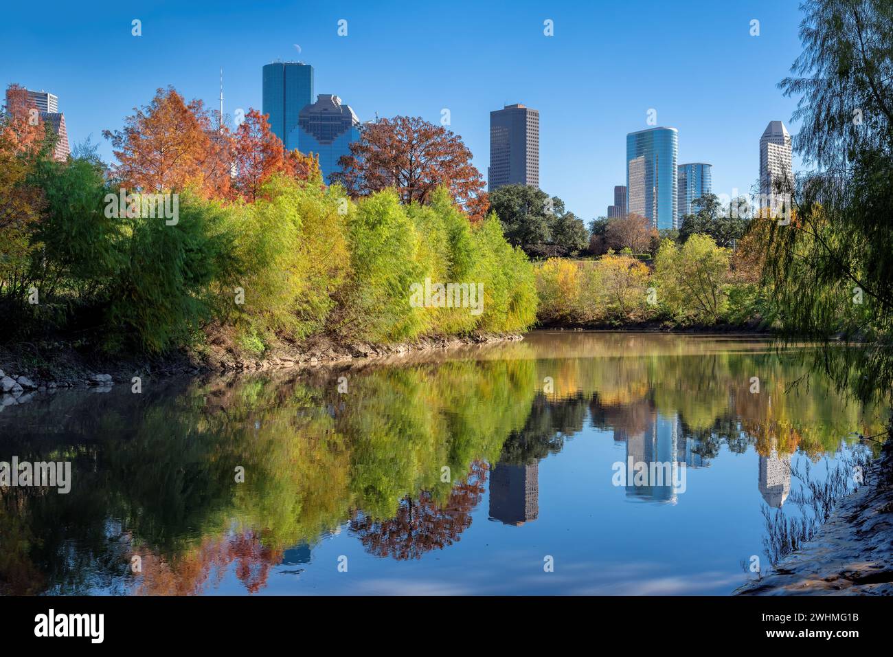 Skyline di Houston nella soleggiata giornata autunnale al Buffalo Bayou Park, Houston, Texas, Stati Uniti Foto Stock