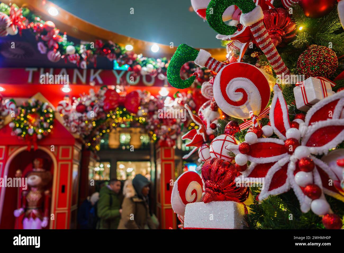 Albero di Natale festivo e decorazioni a Londra con illuminazione calda Foto Stock