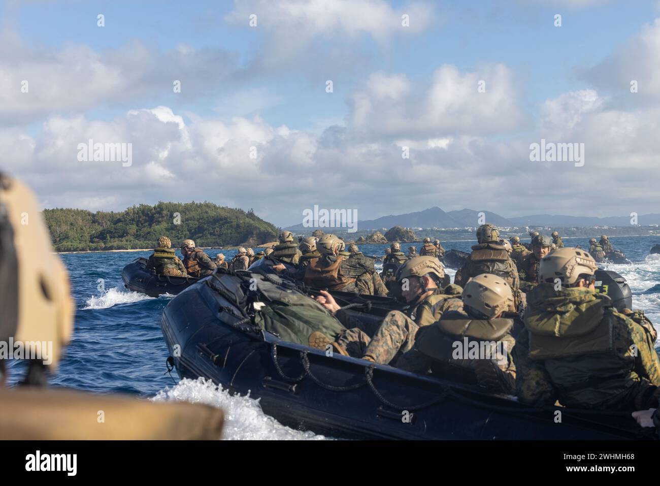 U.S. Marines con Battalion Landing Team 1/1, 31st Marine Expeditionary Unit, prepararsi a sbarcare mezzi da combattimento in gomma durante un'esercitazione di raid in barca nell'area di addestramento Kin Blue a Okinawa, Giappone, 3 febbraio 2024. I marines con BLT 1/1 condussero un'esercitazione di raid nell'area di addestramento di Kin Blue per rafforzare e perfezionare le tattiche e le procedure aziendali quando conducevano incursioni da nave a terra. Il 31st MEU opera a bordo di navi dell'America Amphibious Ready Group nella settima area di operazioni della flotta per migliorare l'interoperabilità con alleati e partner e servire come forza di risposta pronta per difendere la pace e la sta Foto Stock