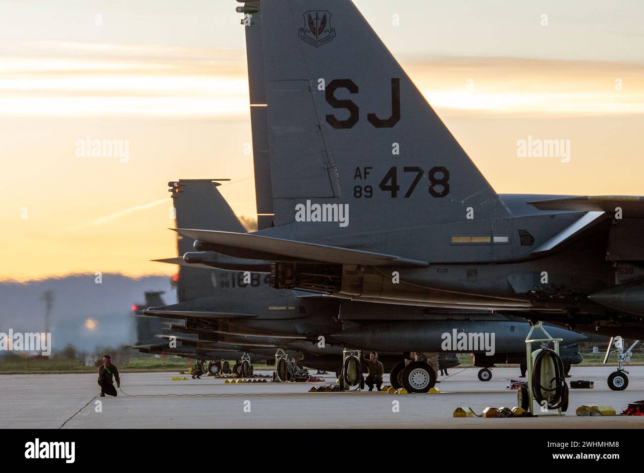 Gli U.S. Airmen completano i controlli pre-volo sugli F-15E Strike Eagles, assegnati al 4th Fighter Wing, durante l'esercitazione AGILE FLAG 24-1, sulla linea di volo della March Air Reserve base, California, 29 gennaio 2024. Agendo come elemento della forza XAB, il 4 FW è stato adattato per integrarsi con le esistenti strutture di comando Combatant Command e di controllo al fine di sostenere le priorità della missione Joint Force Air Component Commander. (Foto U.S. Air National Guard di Tech. Sergente Mary McKnight) Foto Stock