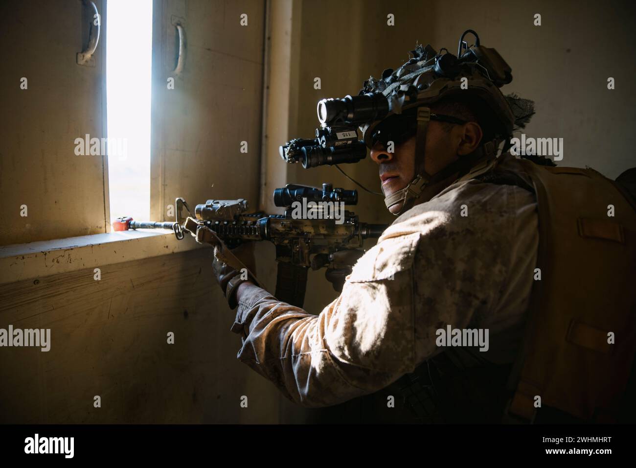 Reynaldo Linares, fuciliere assegnato alla Bravo Company, Battalion Landing Team 1/5, 15th Marine Expeditionary Unit, tiene la sicurezza attraverso una finestra durante un'esercitazione di assalto anfibio al Marine Corps base Camp Pendleton, California, 16 gennaio 2024. Durante l'assalto anfibio, tutti gli elementi della 15th MEU Marine Air-ground Task Force hanno completato i movimenti nave-terra per sostenere le operazioni sostenute a terra per catturare il terreno da un nemico simulato nella regione. (Foto del corpo dei Marines degli Stati Uniti del Cpl. Joseph Helms) Foto Stock