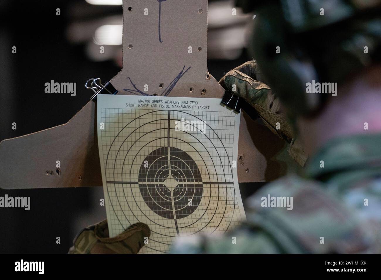 Il sergente dello staff dell'aeronautica degli Stati Uniti Kadin Wolff, leader della squadra dei vigili del fuoco con il 114th Security Forces Squadron, impicca il suo obiettivo durante il Concorso di tiro interno di leader arruolato nello Stato al Joe Foss Field, South Dakota, 26-27 gennaio 2024. Questa competizione non solo promuove lo sviluppo di un insieme di competenze condivise, ma crea anche opportunità per i membri del servizio di imparare, crescere e connettersi con gli altri nel loro campo. (Foto della U.S. Air National Guard del Master Sgt. Luke Olson/rilasciata) Foto Stock