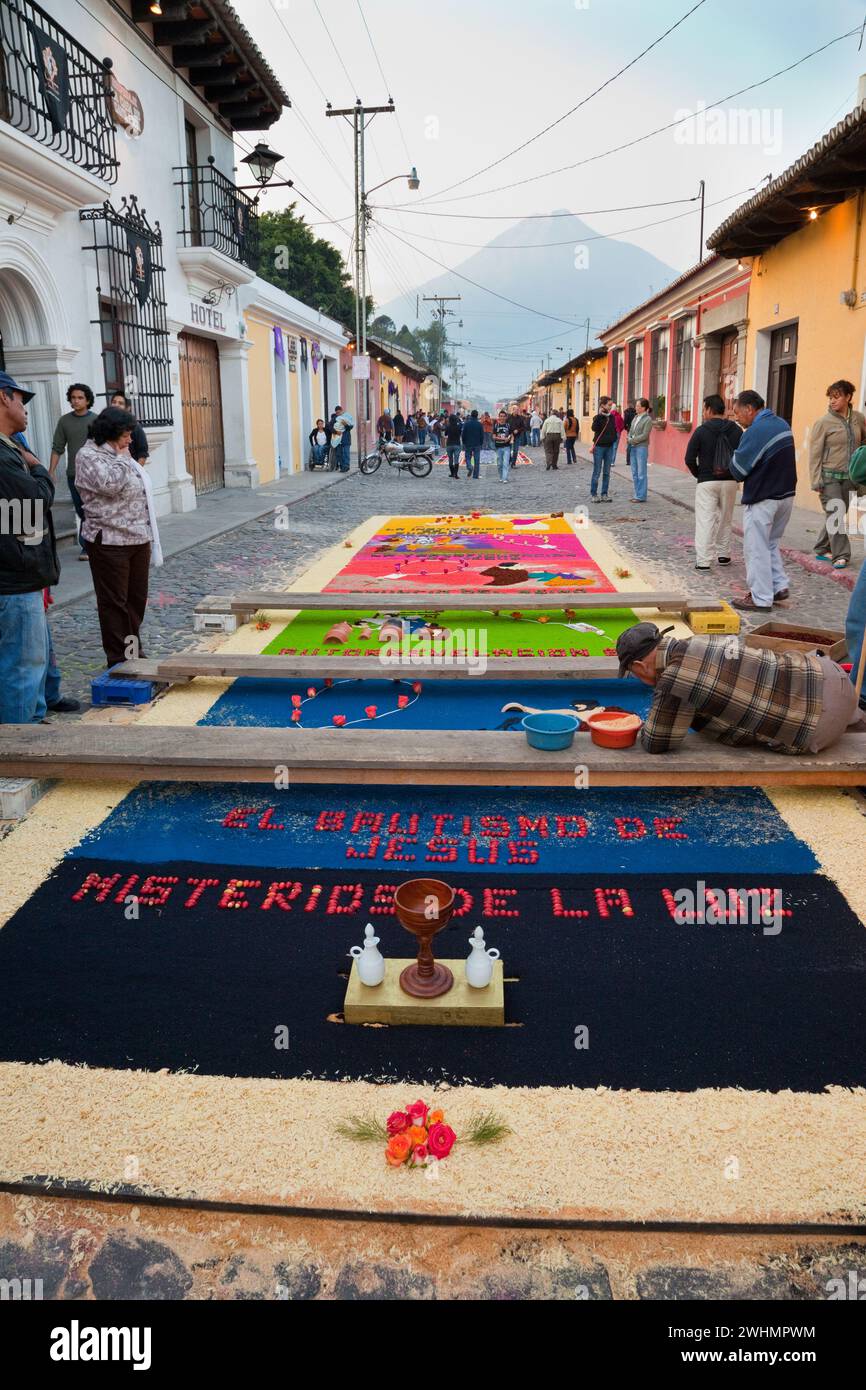 Antigua, Guatemala. Preparare un alfombra (tappeto) di fiori, aghi di pino e altri materiali tradizionali per decorare la strada prima del Foto Stock
