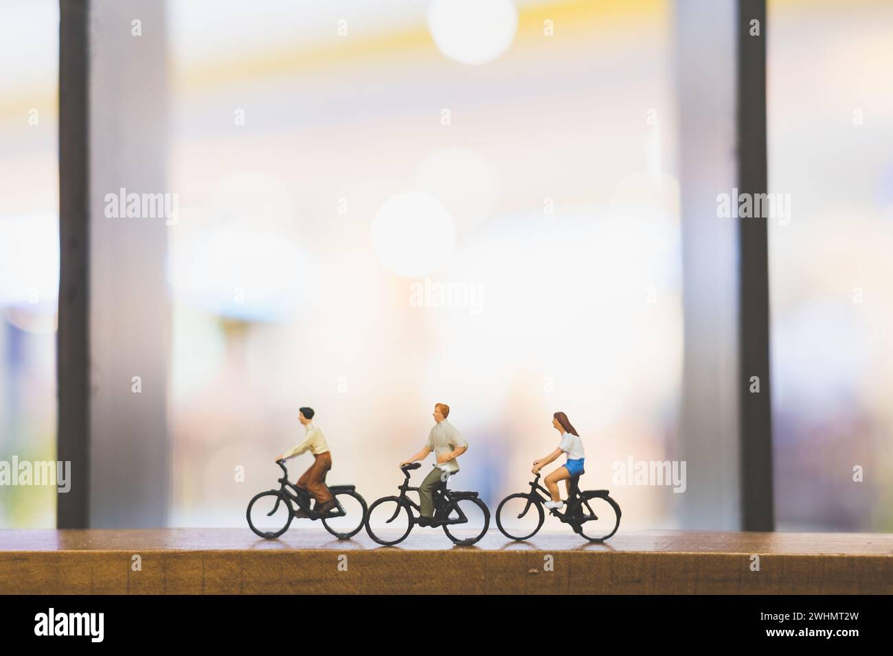 Viaggiatori in bicicletta su un ponte di legno Foto Stock