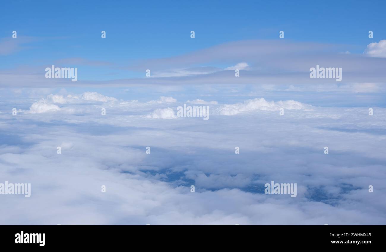 Cloudscape dall'alto. cielo blu nuvole cumulus. terra dall'alto Foto Stock