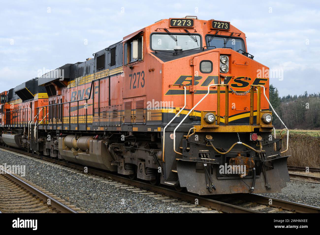 Stanwood, WA, USA - 7 febbraio 2024; primo piano della locomotiva BNSF ES44DC numero 7273 con logo e design Swoosh Foto Stock
