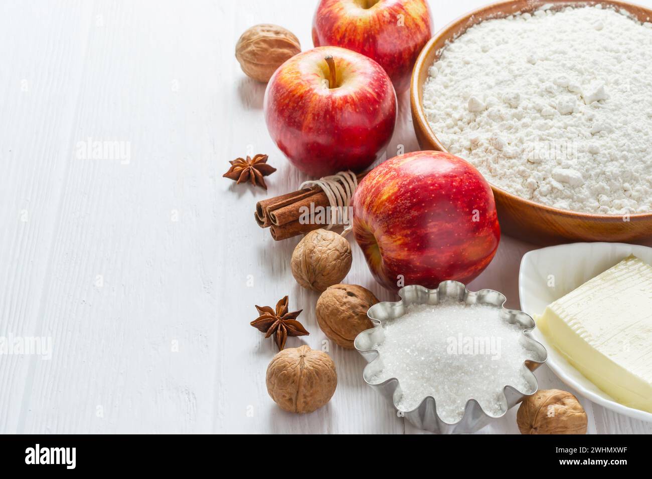 Ingredienti da cuocere. Selezione per torte autunnali o muffin con mele e cannella, concentrazione selettiva Foto Stock