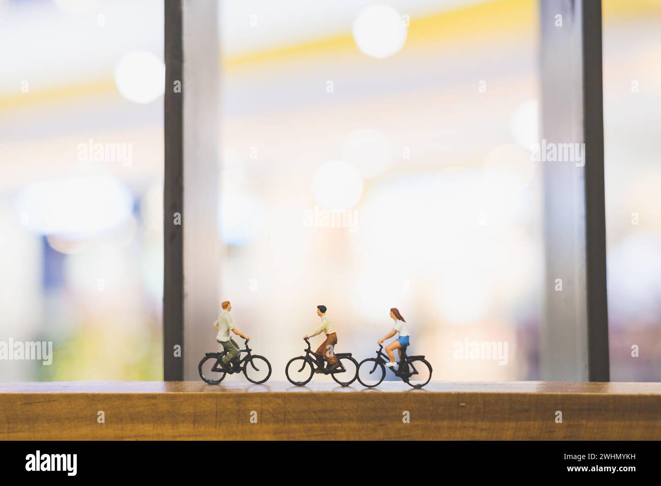 Viaggiatori in bicicletta su un ponte di legno Foto Stock