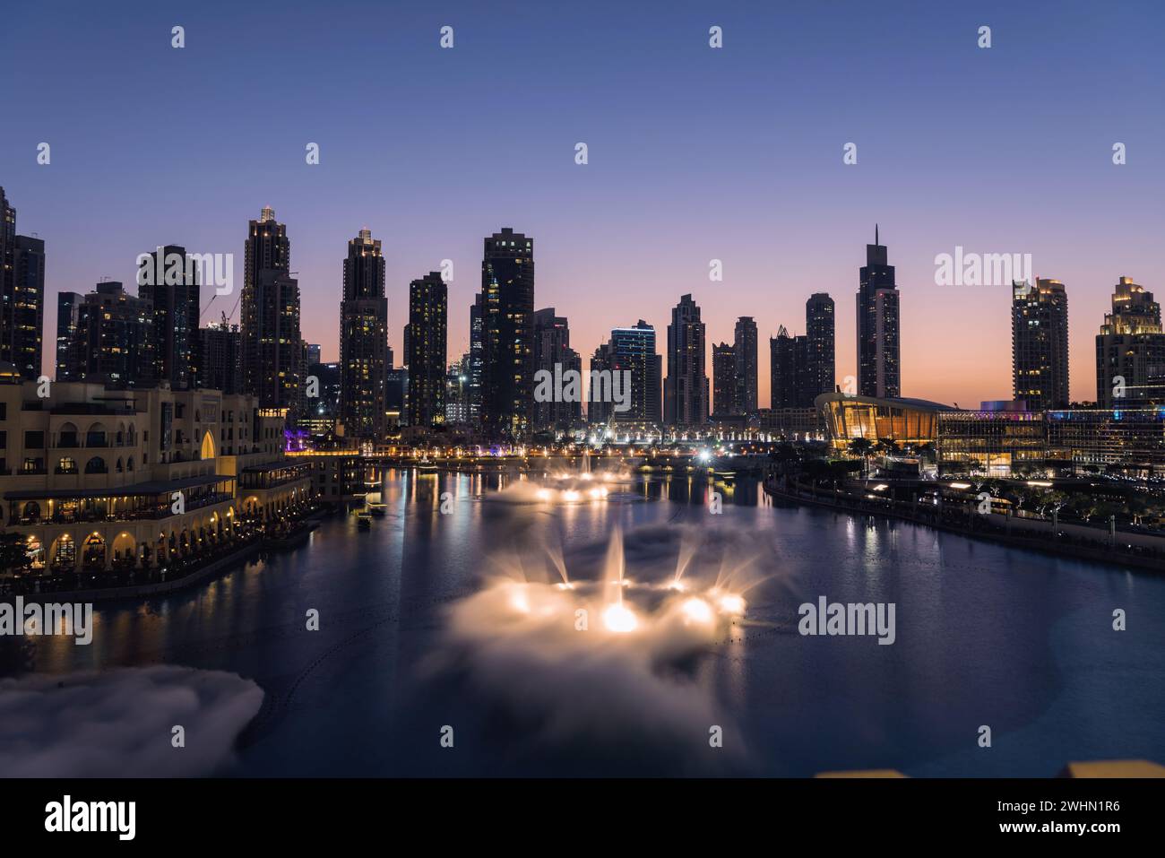 Vista unica dello spettacolo della fontana danzante di Dubai di notte. Foto Stock