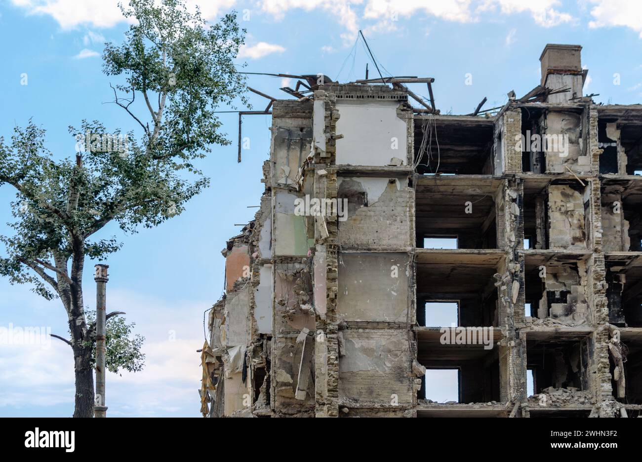 Distrutte e bruciate case nella città in guerra Ucraina Foto Stock