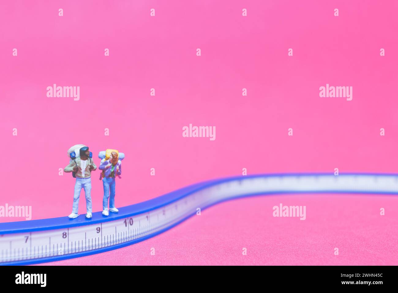 Persone in miniatura: Due viaggiatori sul ponte Foto Stock