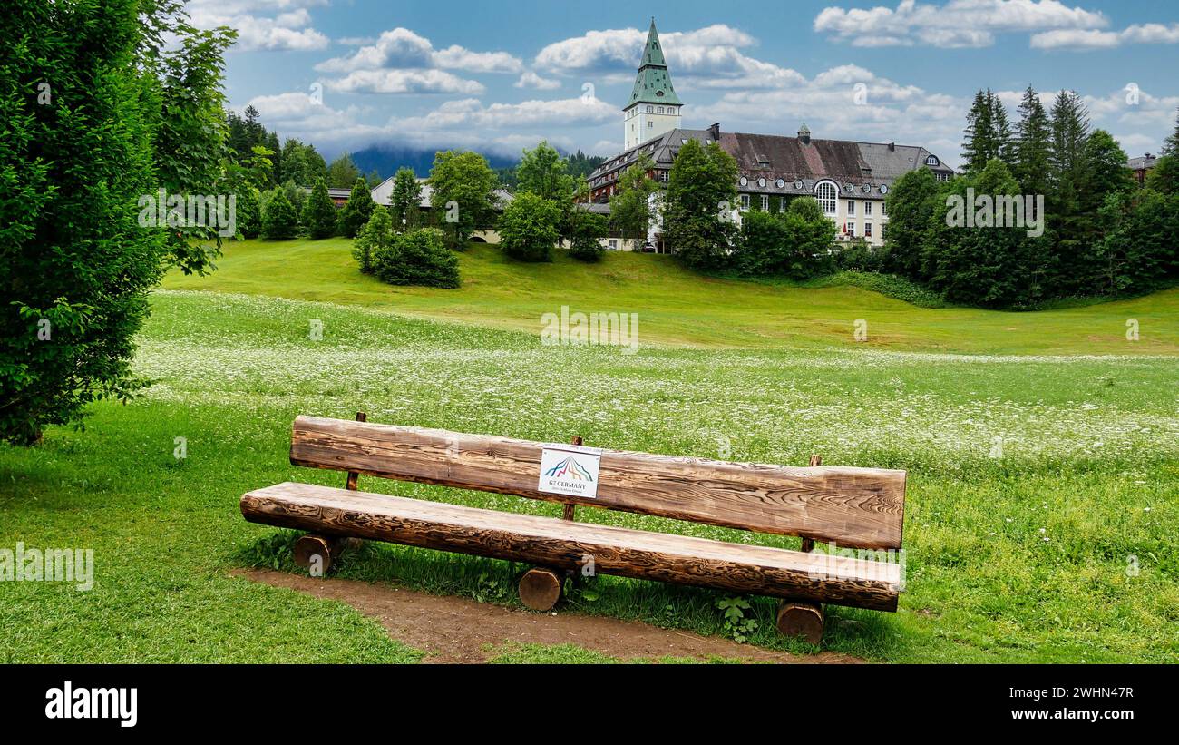 Panchina della cima del G 7 dal 2015 di fronte al castello di Elmau Foto Stock