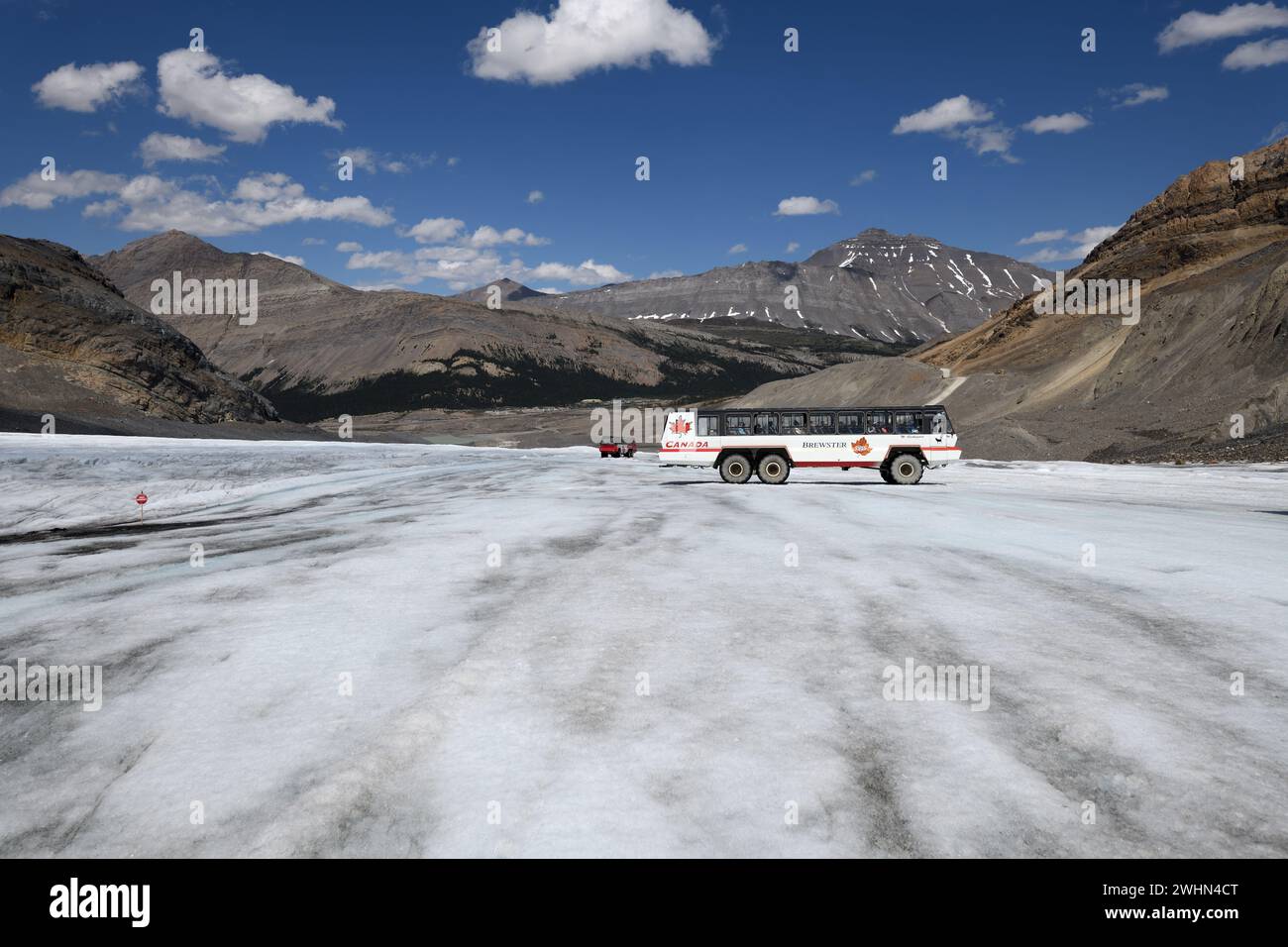 Un veicolo fuoristrada attende il suo turno per salire la ripida salita rocciosa dal campo di ghiaccio Athabasca Glacier di Columbia nel Jasper National Park, Alberta Foto Stock