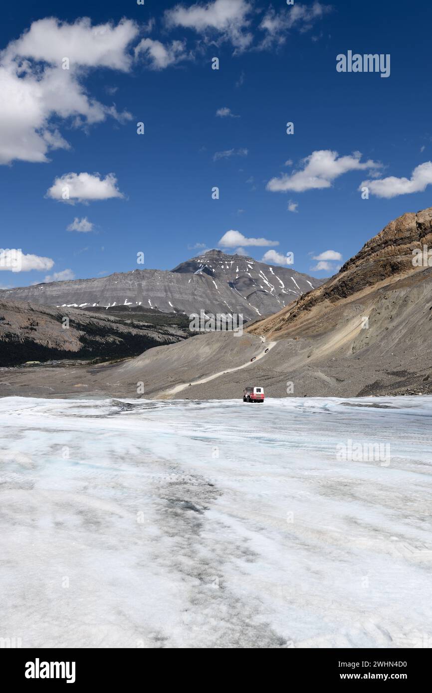 Un veicolo fuoristrada attende il suo turno per salire la ripida salita rocciosa dal campo di ghiaccio Athabasca Glacier di Columbia nel Jasper National Park, Alberta Foto Stock