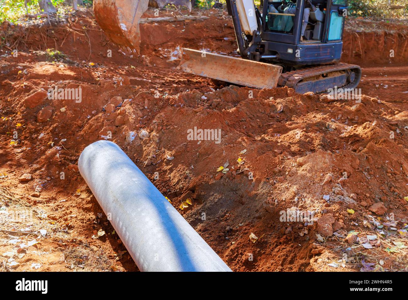 Posa di tubi per raccogliere l'acqua piovana in cantiere Foto Stock