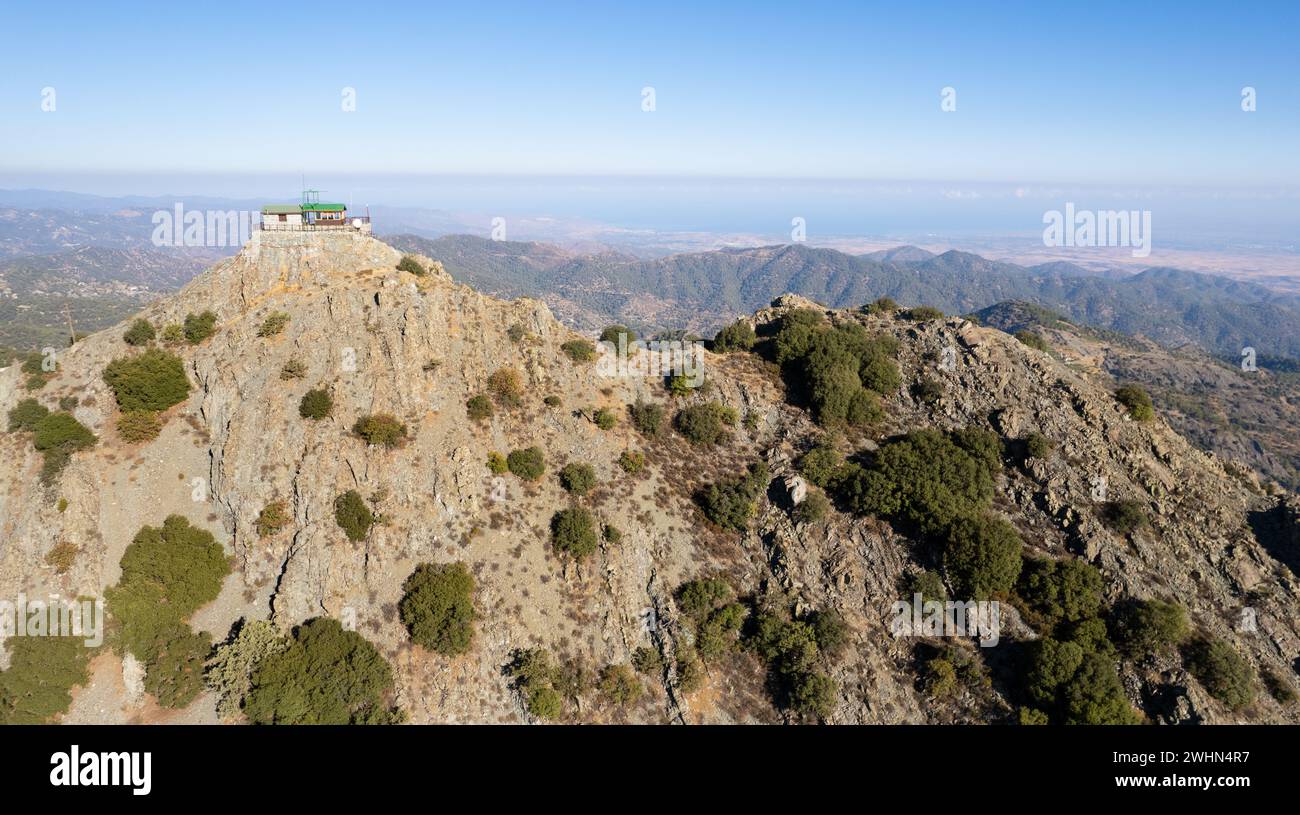 Drone aereo di paesaggio montano con punto panoramico della torre dei pompieri in cima alla collina . Foto Stock
