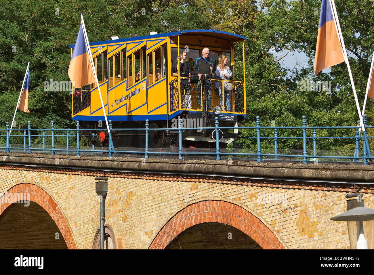 Nerobergbahn sul viadotto, funicolare a cremagliera, Wiesbaden, Assia, Germania, Europa Foto Stock