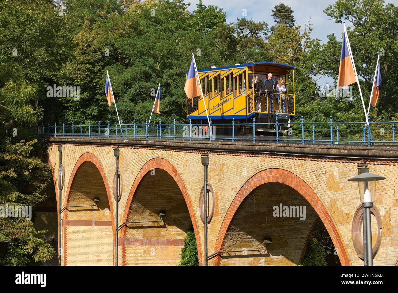 Nerobergbahn sul viadotto, funicolare a cremagliera, Wiesbaden, Assia, Germania, Europa Foto Stock