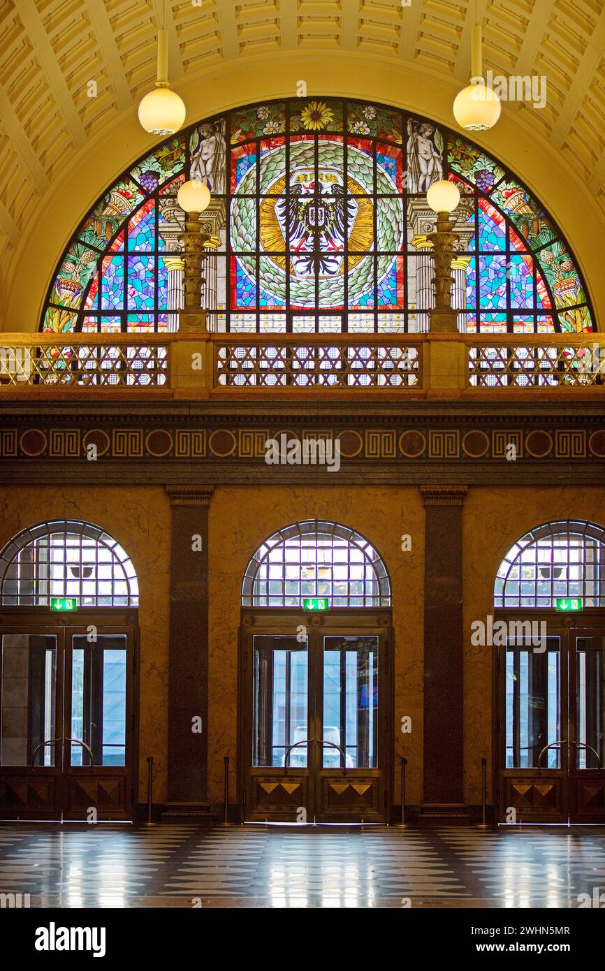 Area d'ingresso con finestre in vetro, foyer illuminato nel Kurhaus, Wiesbaden, Germania, Europa Foto Stock