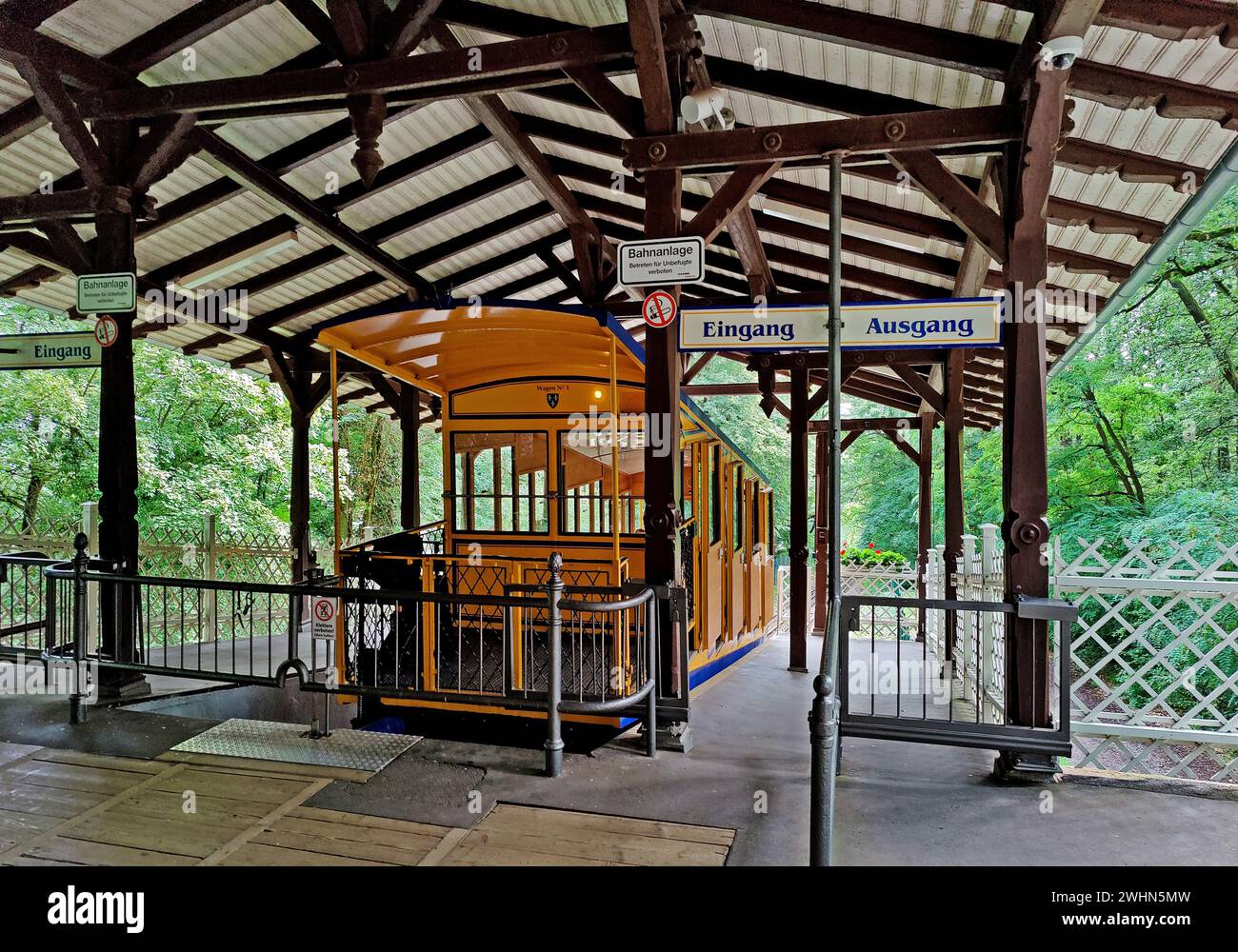 Stazione a monte della funicolare Nerobergbahn, a cremagliera e pignone per Nerotal, Wiesbaden, Germania Foto Stock