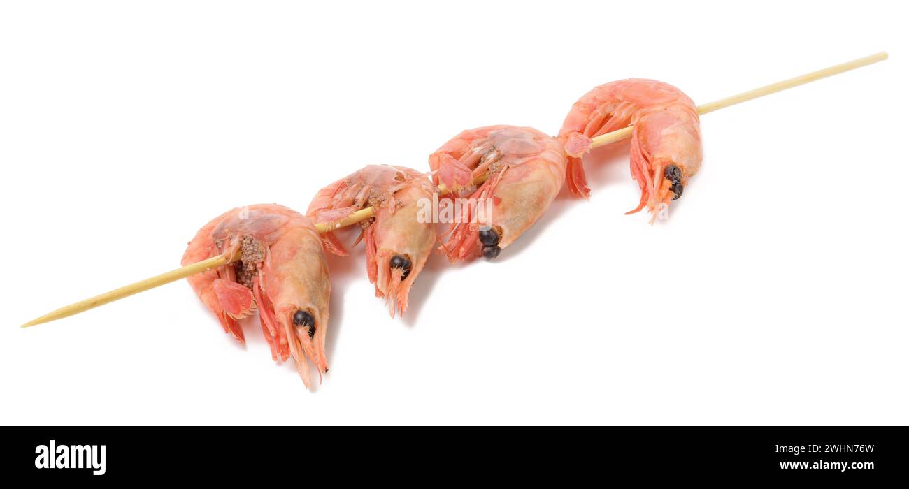 Gamberi bolliti appesi su un bastoncino di legno Foto Stock