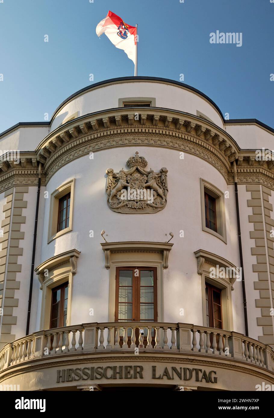 parlamento dell'Assia con bandiera di stato, capitale dello stato Wiesbaden, Assia, Germania, Europa Foto Stock