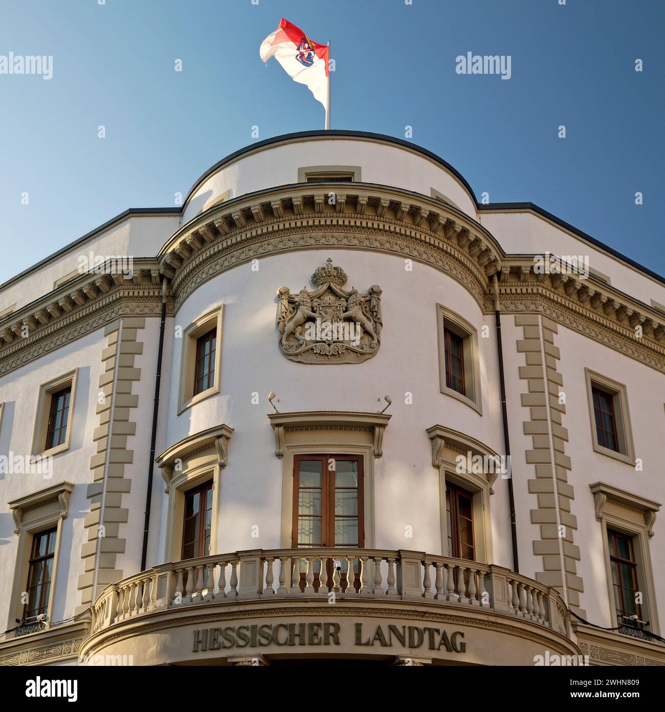 parlamento dell'Assia con bandiera di stato, capitale dello stato Wiesbaden, Assia, Germania, Europa Foto Stock