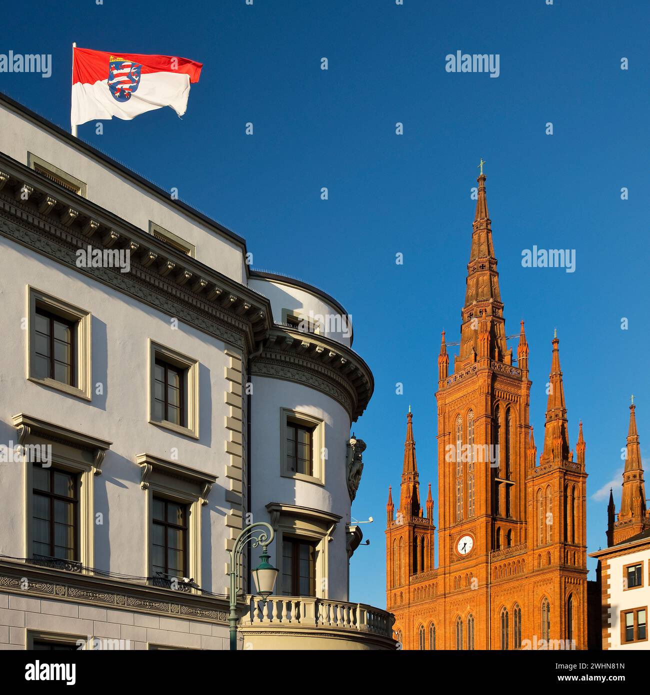 parlamento dello stato dell'Assia con bandiera dello stato e chiesa del mercato, capitale dello stato Wiesbaden, Germania, Europa Foto Stock