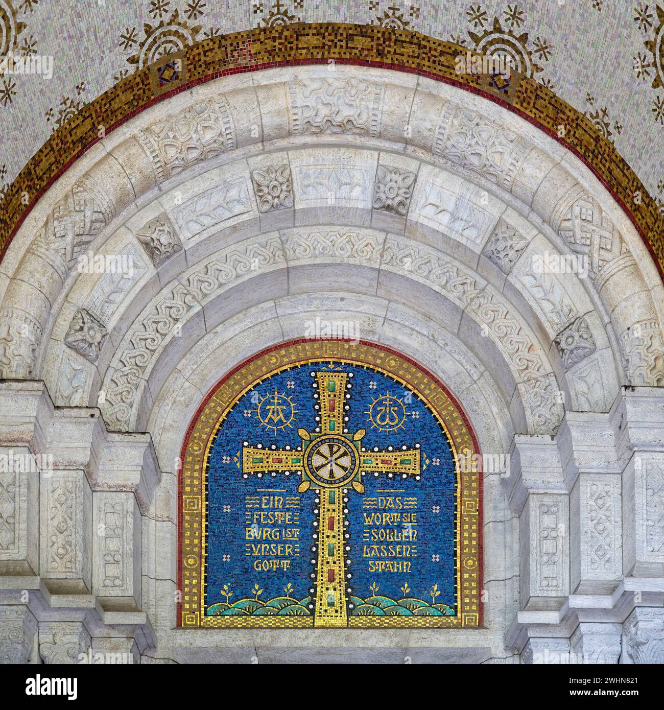 Croce mosaico nel timpano con una citazione di Martin Lutero, Chiesa luterana, Wiesbaden, Germania Foto Stock