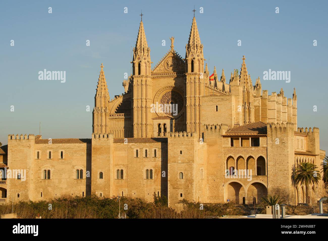 Palacio Reial de la Almudaina y la Seo desde la lonja.la Llotja Foto Stock