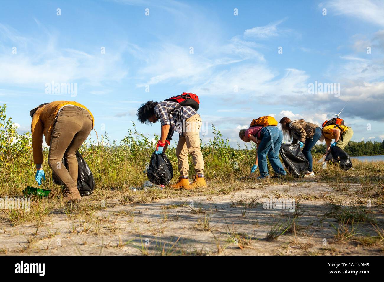 Unity for Nature: Volontari multiculturali che puliscono la foresta Foto Stock