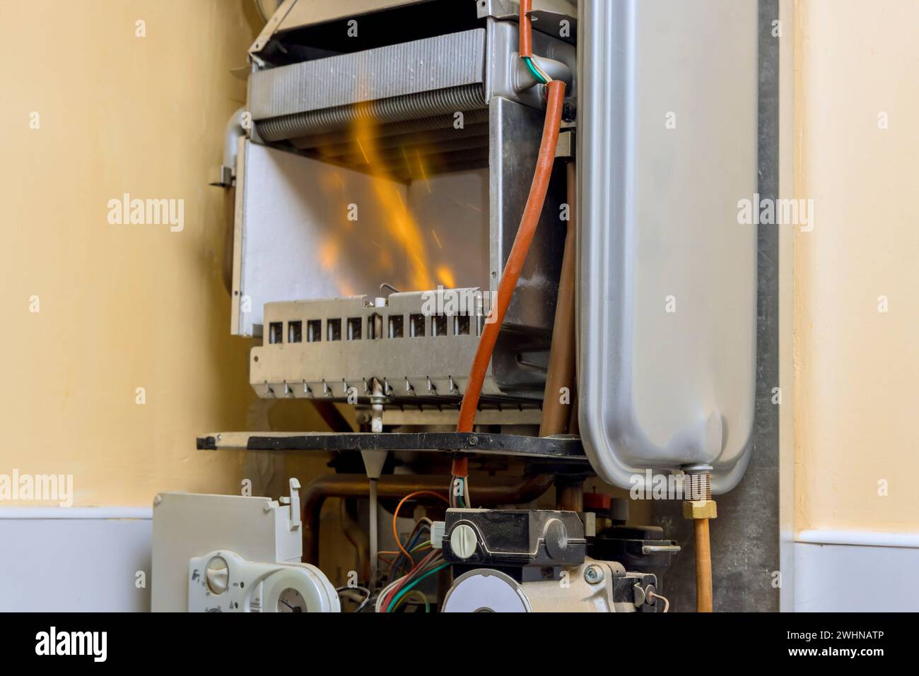 Durante la riparazione di caldaie a gas naturale a casa, è coinvolto un tecnico qualificato e professionale Foto Stock
