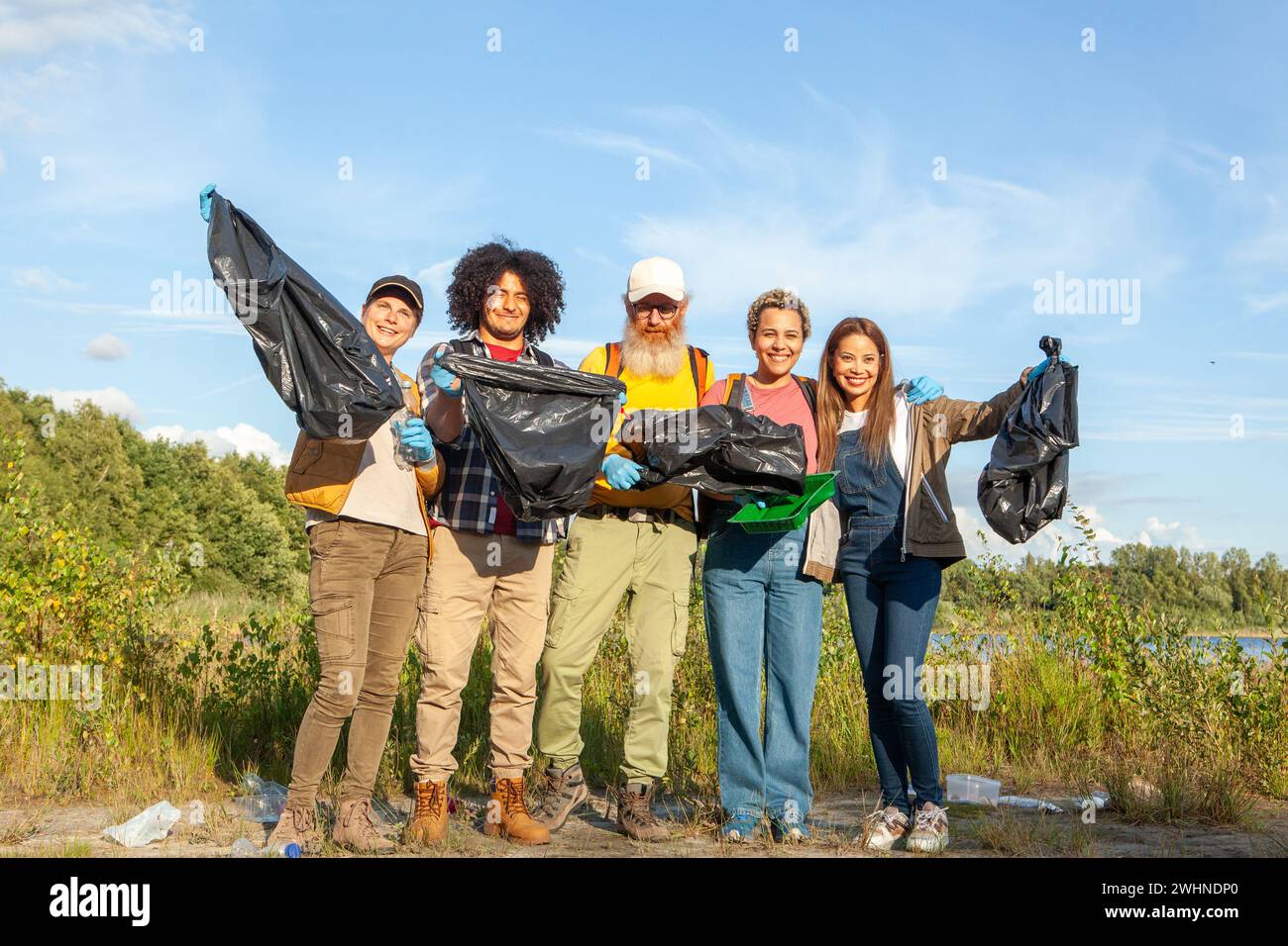 Forest Guardians: I volontari multiculturali celebrano il trionfo delle pulizie Foto Stock