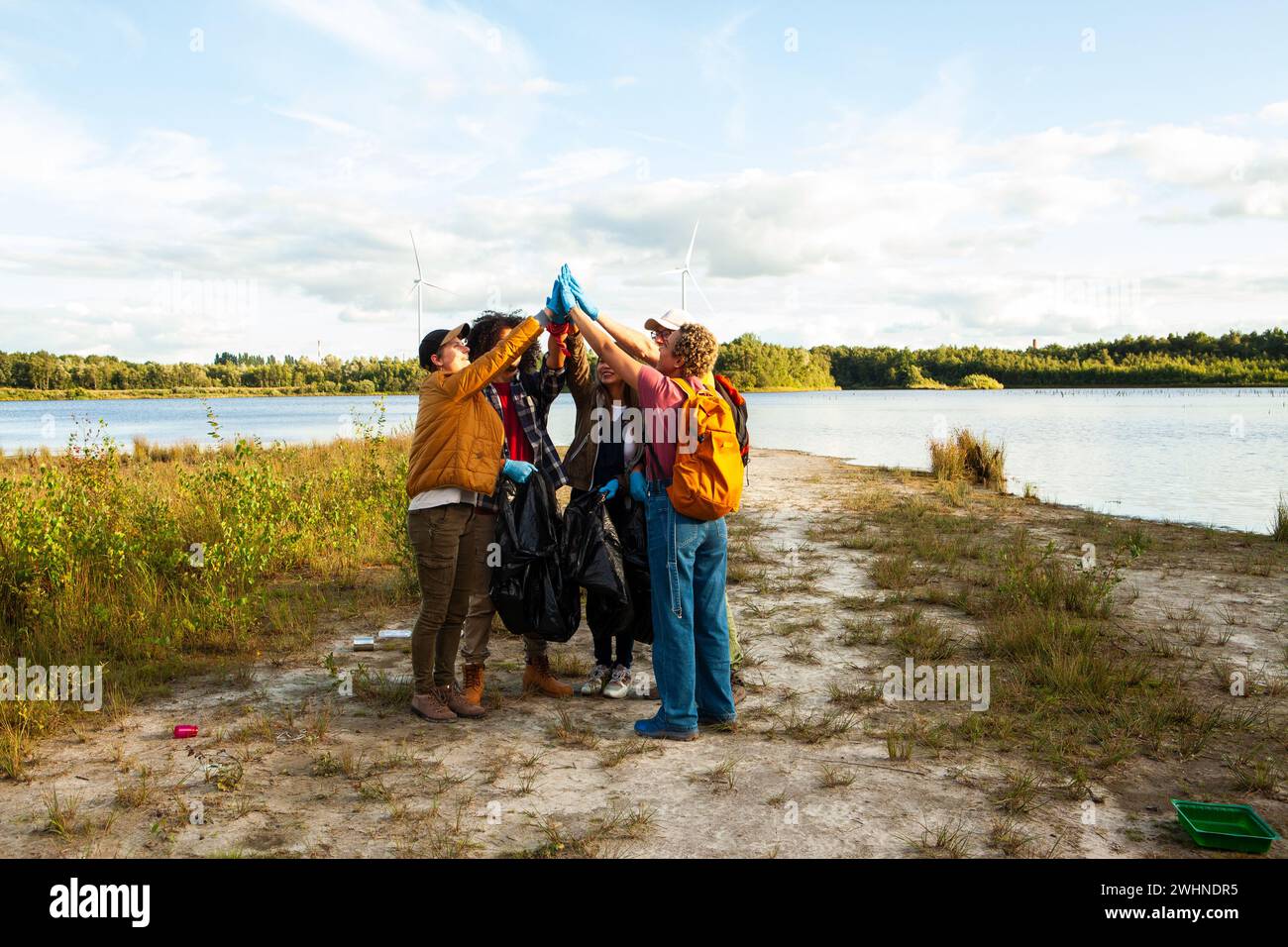 Forest Guardians: I volontari multiculturali celebrano il trionfo delle pulizie Foto Stock