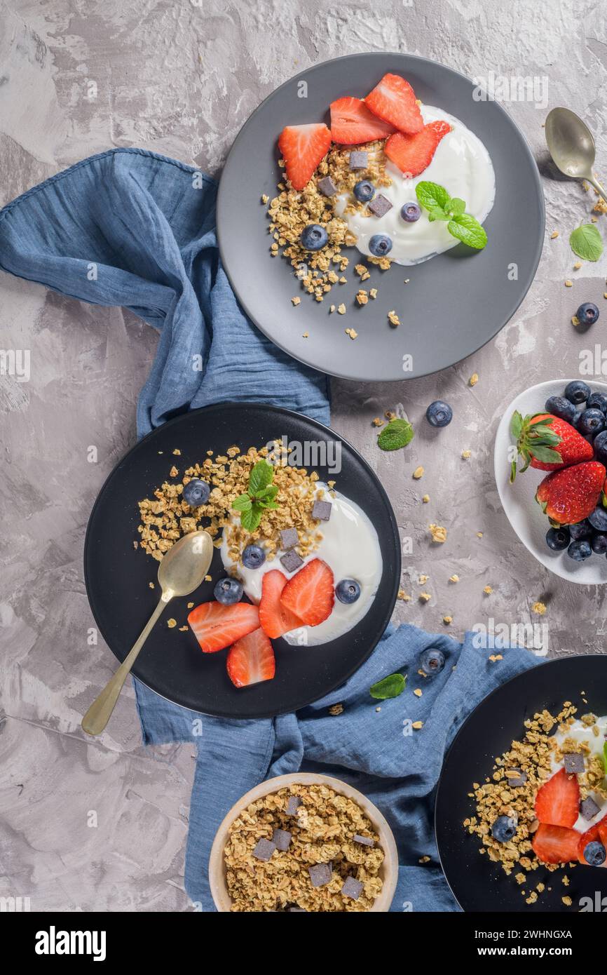 Mirtilli maturi e fragole con yogurt e muesli Foto Stock