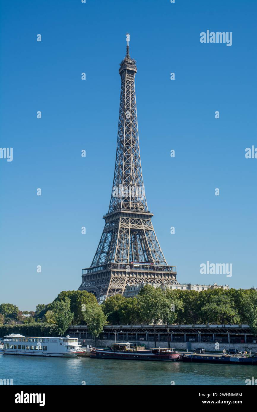 Vista della Torre Eiffel a piedi attraverso Parigi Foto Stock