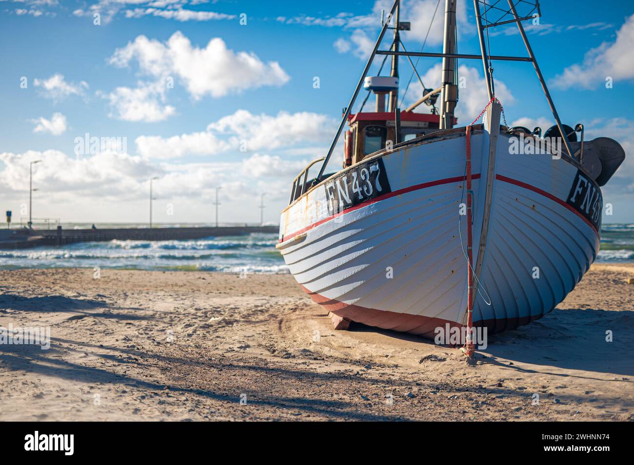 Barca da pesca sulla spiaggia nel nord della Danimarca Foto Stock