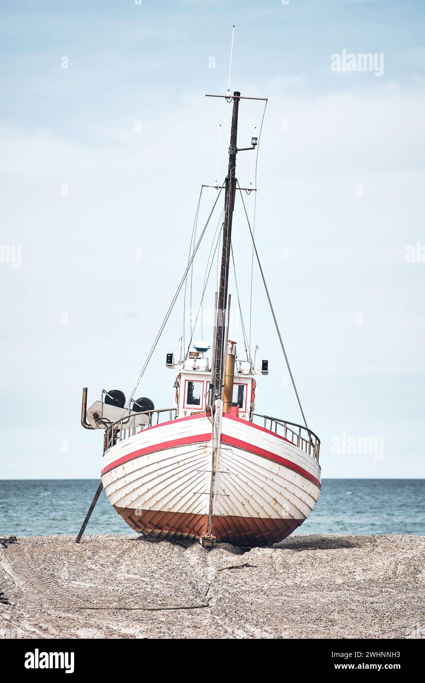 Peschereccio sulla spiaggia nel nord della Danimarca Foto Stock
