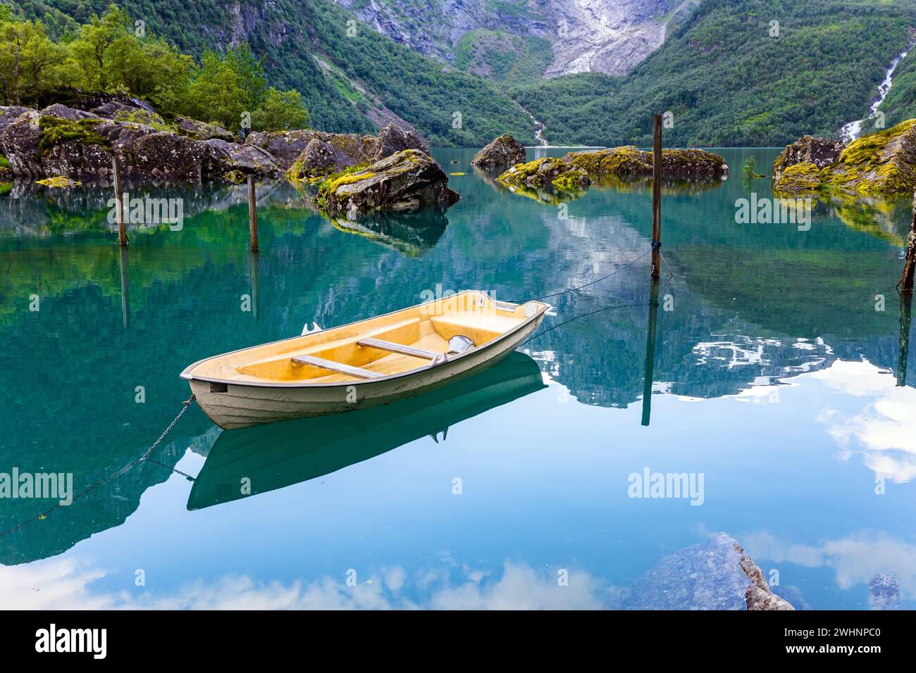 La barca si riflette nell'acqua Foto Stock