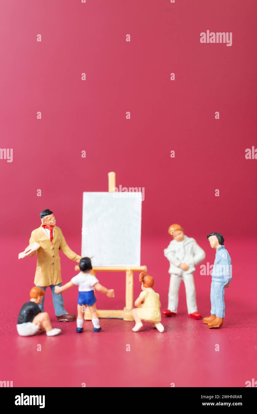 Corso di pittura d'arte per persone in miniatura con i bambini delle scuole Foto Stock