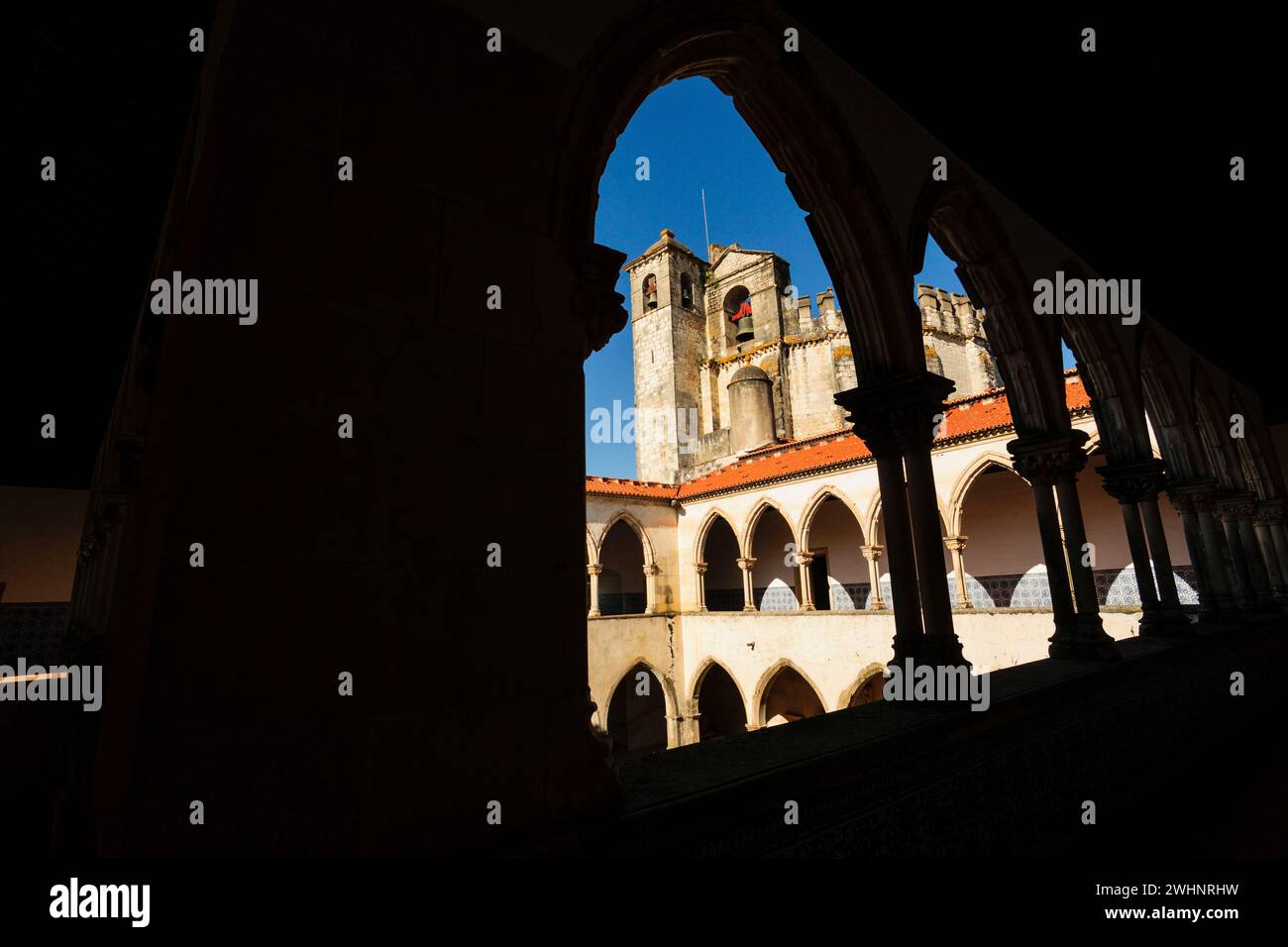 Iglesia enmarcada por las arcadas superiores del claustro do Cemiterio Foto Stock